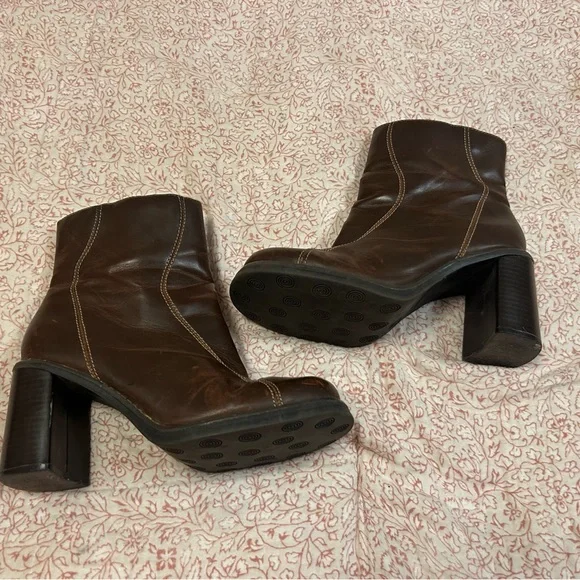 VINTAGE LOWER EAST SIDE Dark Brown Heeled Boots. - Picture 2 of 3